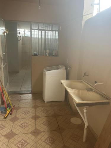 a bathroom with a sink and a shower and a toilet at Casa BIG John 3 mato grosso in Divinópolis