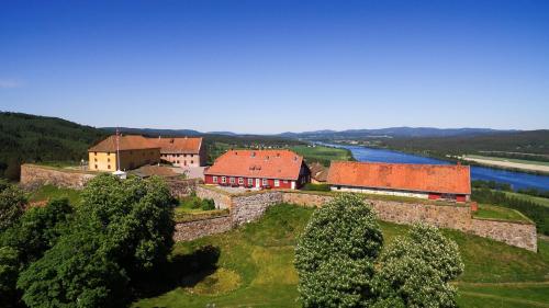 vista aerea su un castello e un fiume di Kongsvinger Castle Hotel & Resort a Kongsvinger