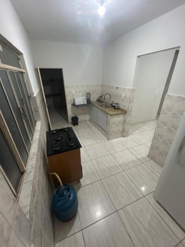 a kitchen with a stove and a sink at Casa BIG John 5 Bahia in Divinópolis