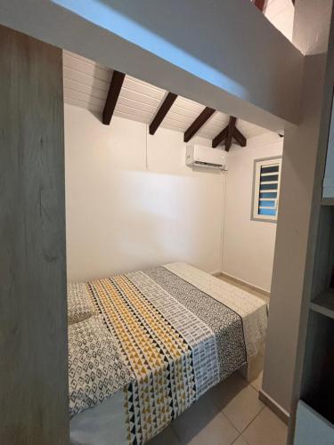 a bedroom with a bed in a room at Bungalow Cécilia in Petit-Bourg