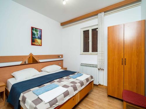 Apartments Klis -Two-Bedroom Apartment with Terrace