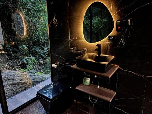 a bathroom with a sink and a mirror at Piramidevidro in Santa Isabel