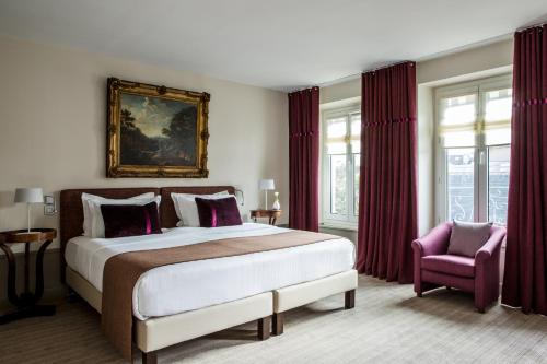 A bed or beds in a room at Hôtel Parc Saint-Séverin - Esprit de France