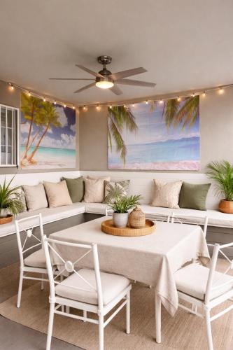 a living room with a table and chairs and a couch at Irolo Guesthouse in Los Angeles