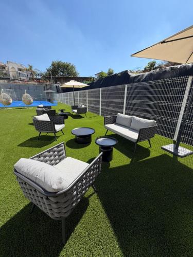 a group of chairs and tables on a lawn at Departamento Prestigio 2H-97 in Guadalajara
