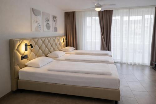 เตียงในห้องที่ Bayer's Boardinghouse und Hotel
