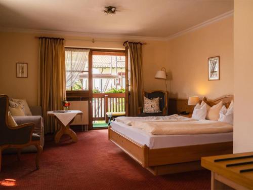 a hotel room with a bed and a balcony at Gemütliches Studio in Bad Birnbach mit Terrasse in Bad Birnbach