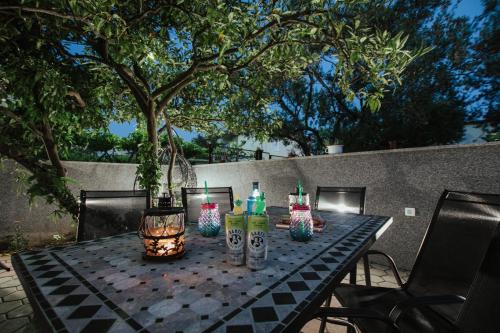 Apartments with parking space Trogir - 25102