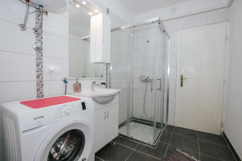 Apartments with parking space Trogir - 25102