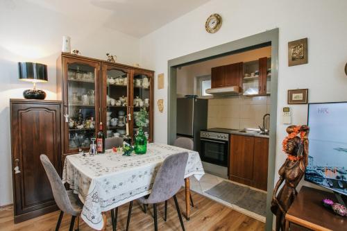 Apartments with parking space Trogir - 25102