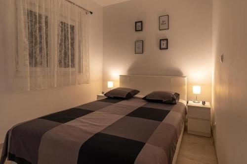 Apartments with parking space Trogir - 25137
