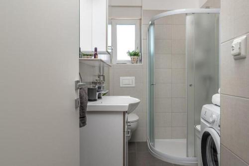 Apartments with parking space Trogir - 25137