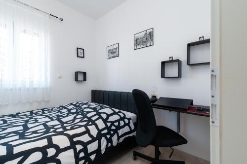 Apartments with parking space Trogir - 25137