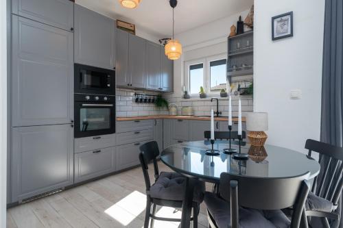 Apartments with parking space Trogir - 25137