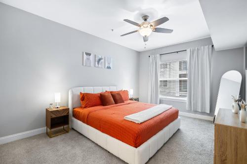 a bedroom with a bed and a ceiling fan at Midtown King Bed Suite - Pool - Gym - Parking - Tennis Court in Atlanta
