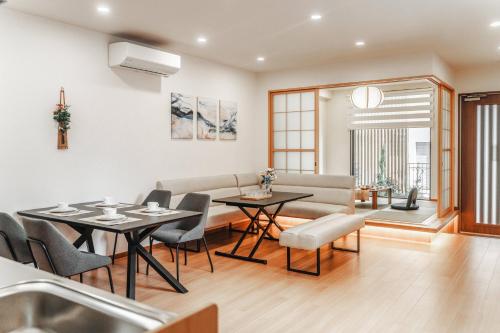 a living room with a table and a couch at 喬登良筑 天王寺の民泊 in Osaka