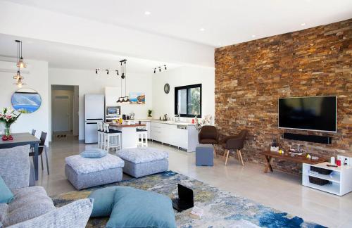 a living room with a brick wall at Villa Del Mar in Vasiliki