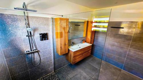 a bathroom with a sink and a shower at Villa Kynoa 4 étoiles in Saint-François