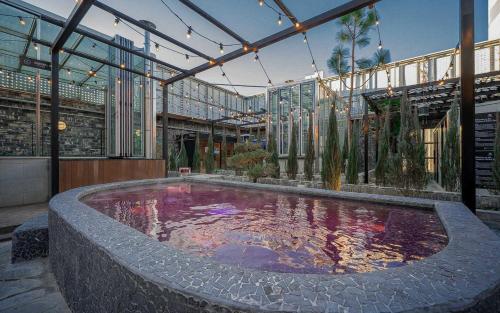 대구 2월 호텔 동성로점 내부 또는 인근 수영장