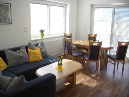 una sala de estar con un sofá y una mesa en Appartement Granbichler Siegfried, en Längenfeld