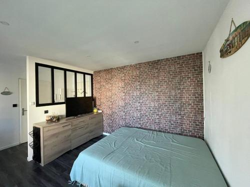 Studio Rénové au Port avec Terrasse et WiFi - FR-1-413-264