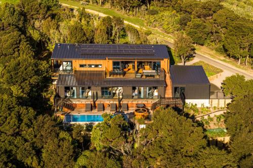 an overhead view of a house with a pool at Kaitiaki Lodge - Private pool & Spa in Putiki