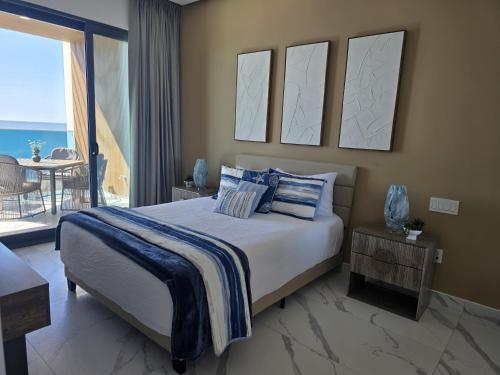 ein Schlafzimmer mit einem Bett und Meerblick in der Unterkunft Encanto de Cortes in Playa Encanto