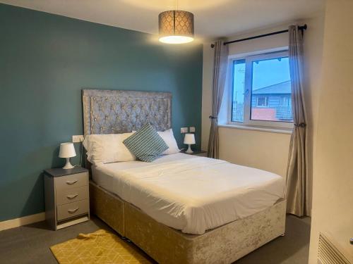 a bedroom with a large bed with a window at Peaceful Urban Retreat in Wolverhampton city in Wolverhampton