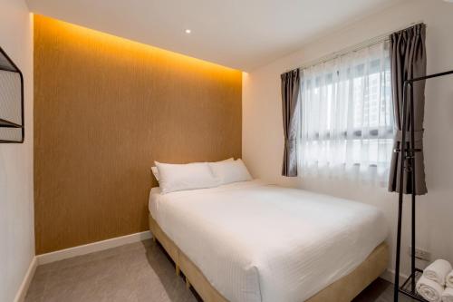 a small bedroom with a bed and a window at CJ ELAND Sukhumvit36 BTS Thonglor in Klong Toi