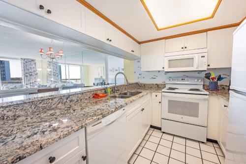 South Hampton 3BR Oceanview Balcony Steps to Beach photo 3