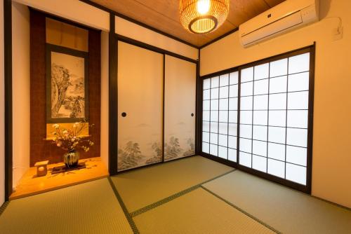 Permitted by Osaka city, family and large rooms
