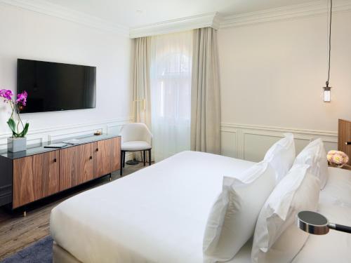 Una cama o camas en una habitación de H10 Casa Mimosa 4* Sup