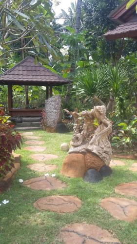 Taman di luar Khoo Villa