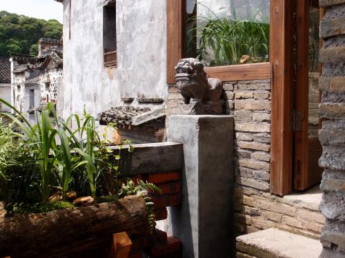 WuYuan QiYe YanXiang Guesthouseにある庭