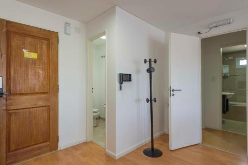 pasillo con puerta de madera y baño en Edificio Guttero en Caleta Olivia