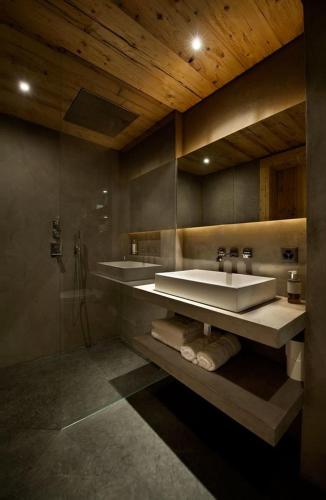 une salle de bain avec un lavabo et une douche dans l'établissement Chalet Skiopied, à La Toussuire