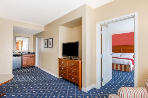 a hotel room with a television and a bed at Wyndham Gettysburg Hotel & Conference Center in Gettysburg