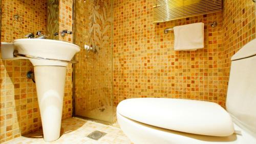 ein Badezimmer mit Toilette und Waschbecken in der Unterkunft Sama Al Qasr Al Muhammadiah in Riad