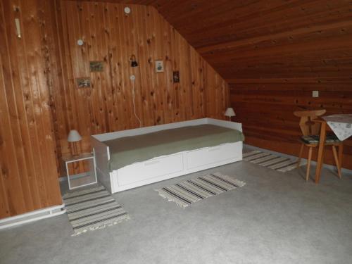 a room with a bed in a wooden wall at Almurlaub Buchebnerreith, Ferienwohnungen in Hinterstoder