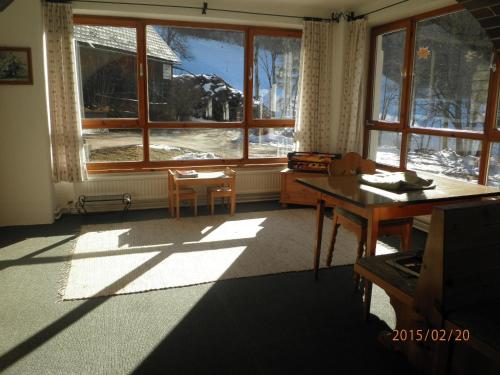 a living room with a table and a window at Almurlaub Buchebnerreith, Ferienwohnungen in Hinterstoder