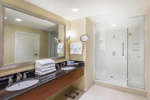 a bathroom with two sinks and a shower at Wyndham Gettysburg in Gettysburg