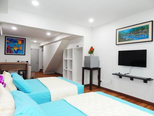 Televisyen dan/atau pusat hiburan di Wadi Iman Guesthouse @ i-City