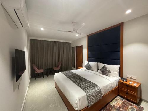 a hotel room with a large bed and a table at Hotel Annant Jawai in Sheoganj
