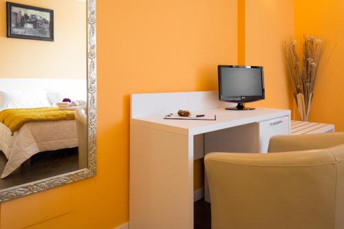 Hotel Padus Meublè Parmaにあるテレビまたはエンターテインメントセンター