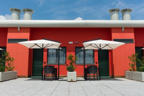 San QuiricoにあるHotel Padus Meublè Parmaの赤い建物