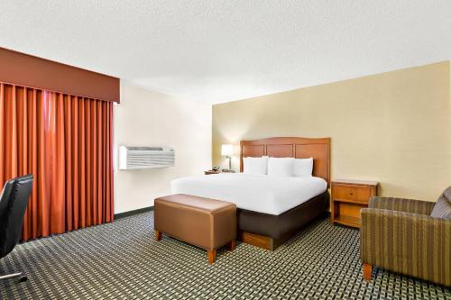 a hotel room with a bed and a couch at Quality Inn Mount Vernon in Mount Vernon