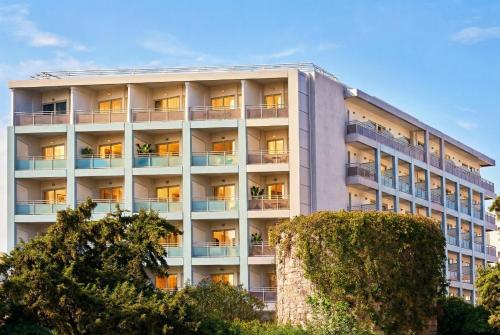 an apartment building with its lights on at AQUAMARE CITY and BEACH in Rhodes Town