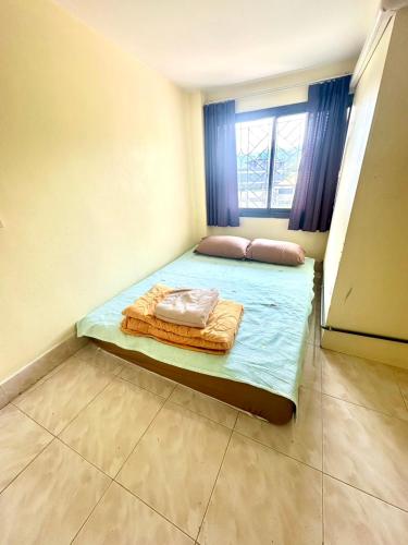 a bed in a room with a window at Tnon Samui Hostel in Chaweng