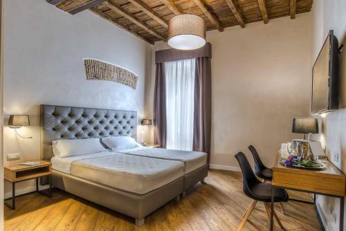 ローマにあるホテル エリートのベッドルーム1室(ベッド1台、デスク、椅子付)