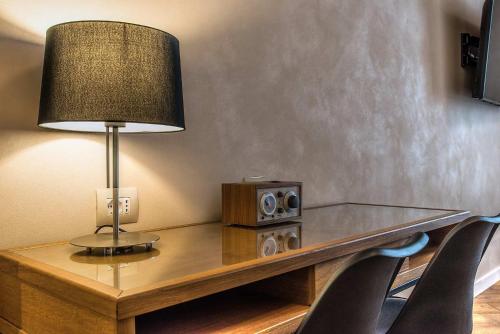 a table with a lamp and a speaker on it at Hotel Elite in Rome